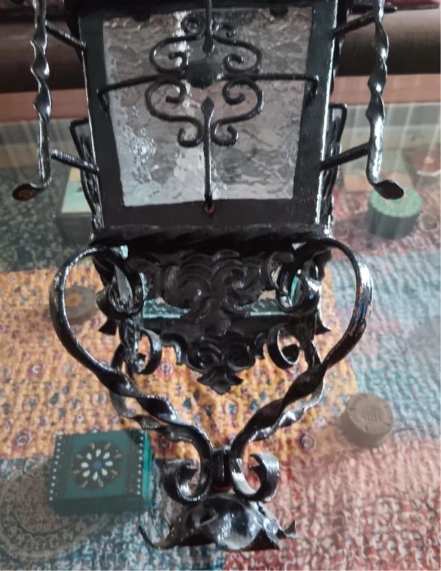 Farol antiguo. Lámpara de techo de hierro forjado