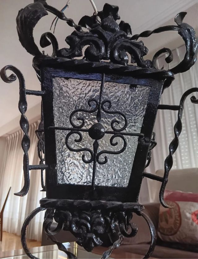 Farol antiguo. Lámpara de techo de hierro forjado