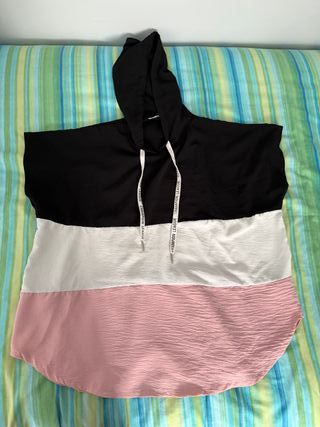 Blusa ancha deportiva negra y rosa