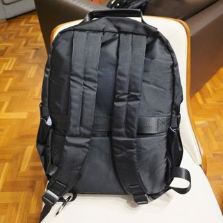 Mochila negra moderna con gran capacidad
