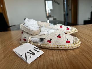 Sandalias Zara niña - cerezas Talla 28