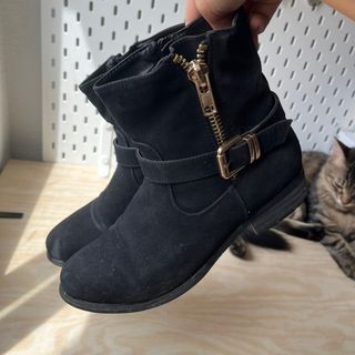 Botines negros con cremallera