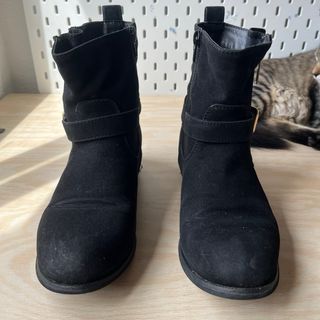 Botines negros con cremallera