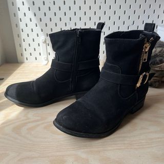 Botines negros con cremallera