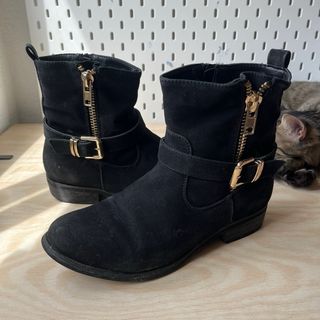 Botines negros con cremallera