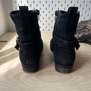 Botines negros con cremallera