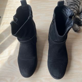 Botines negros con cremallera