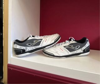 Zapatillas Joma fútbol sala blancas y grises