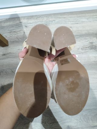 Sandalias tacón beige