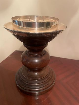 Candelero de madera marrón