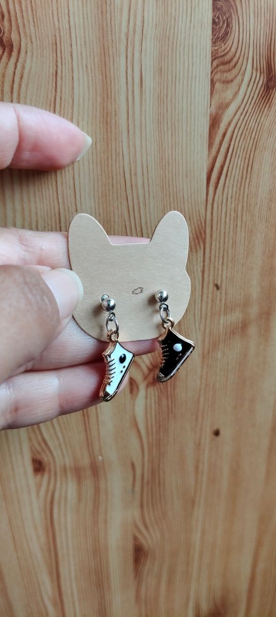 Pendientes tenis 
Ver más en mi perfil 