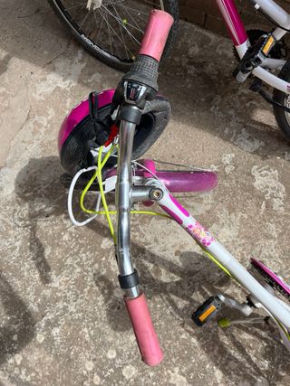 Bicicleta niña 20" rosa con casco 
como nueva