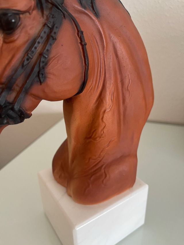 Busto de caballo marrón