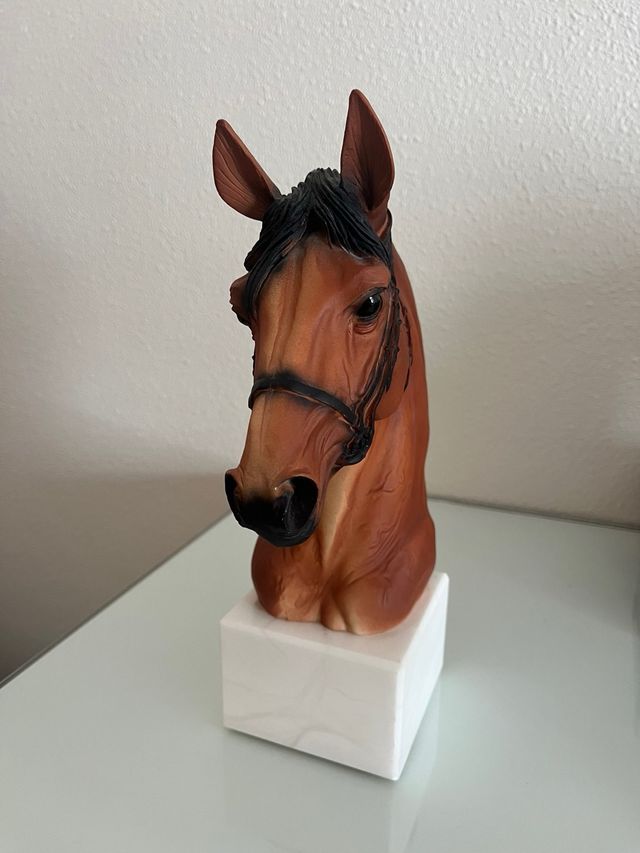 Busto de caballo marrón