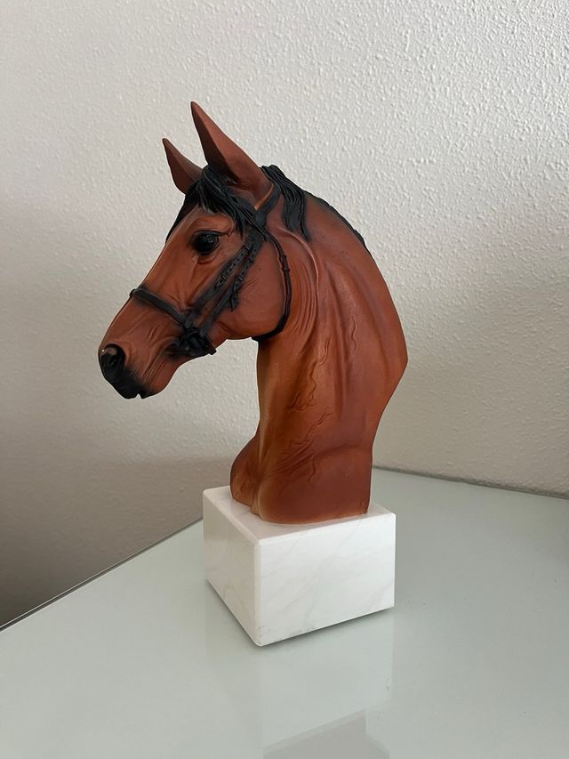 Busto de caballo marrón