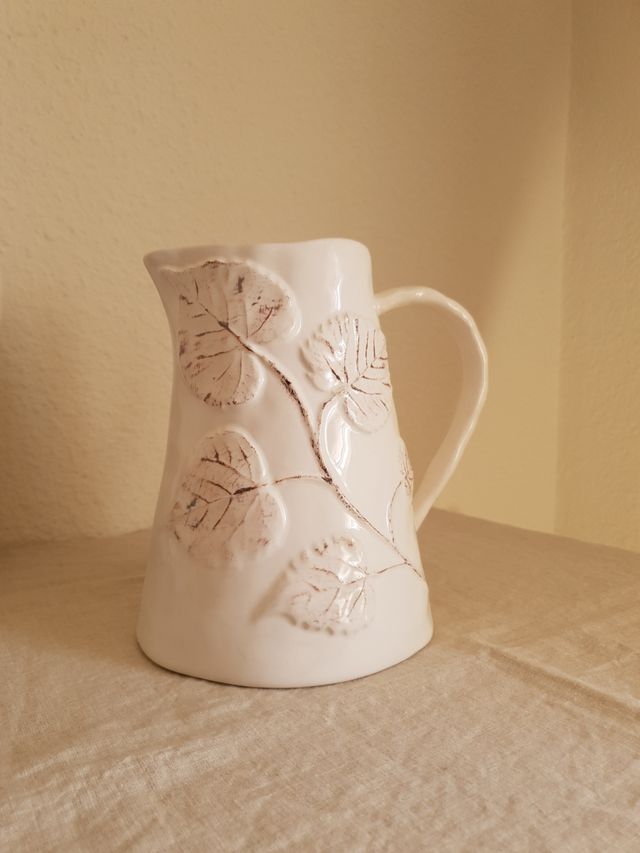 Jarra blanca porcelana hojas