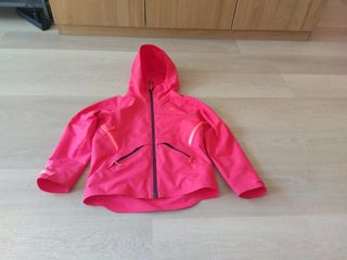 Chaqueta cortavientos Quechua rosa talla 8/9 años.