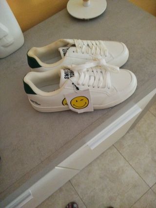 Zapatillas deportivas blancas y verdes