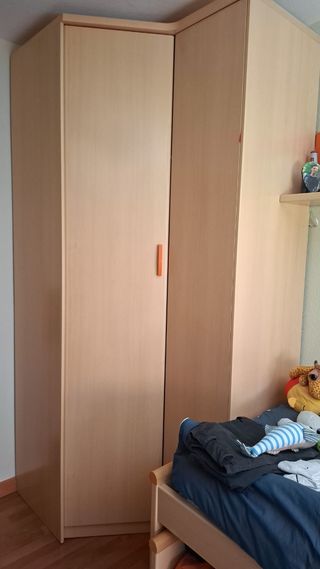 Armario esquinero madera beige