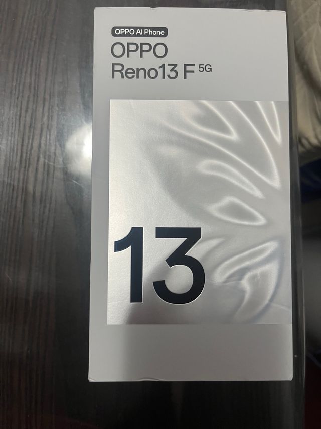 OPPOReno13 F 5g - teléfono plateado