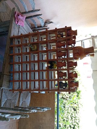 Estantería madera botellero vino y jarras de barro