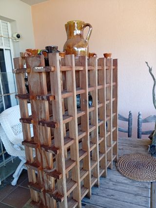 Estantería madera botellero vino y jarras de barro