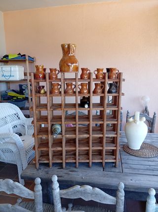 Estantería madera botellero vino y jarras de barro