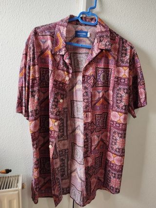 2 Camisas Jack & Jones estampadas y 1 de Bershka.