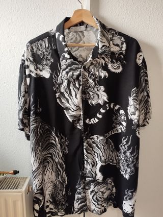 2 Camisas Jack & Jones estampadas y 1 de Bershka.