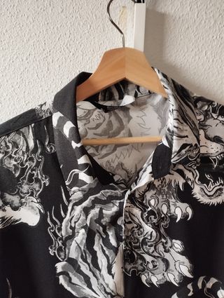  2 Camisas Jack & Jones estampadas y 1 de Bershka.