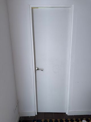 Puerta blanca interior - Habitación
