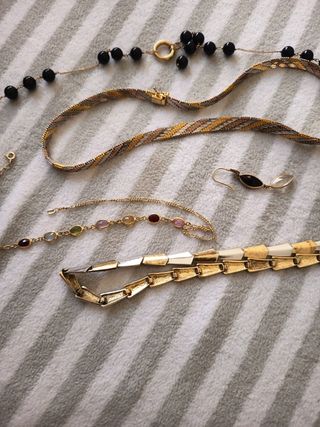 Collane e braccialetti oro e neri
