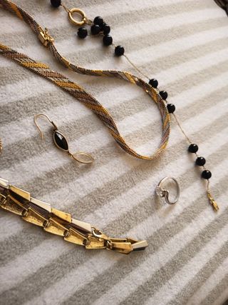 Collane e braccialetti oro e neri