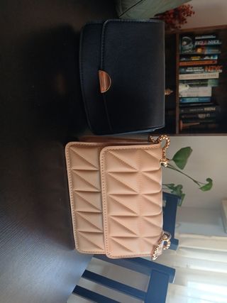 2 bolsos: beige y negro