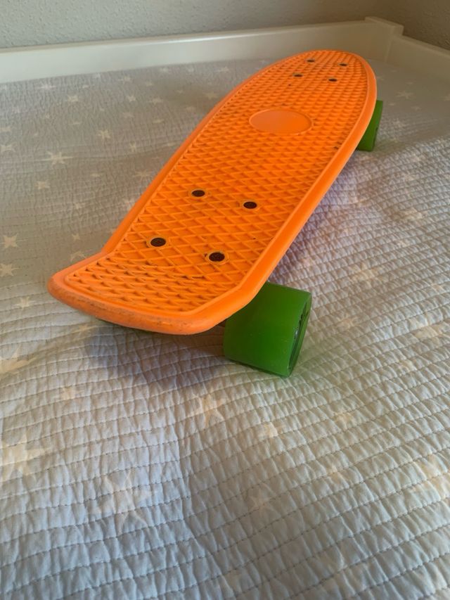 Skateboard naranja infantil