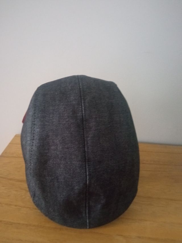 Gorra tejana azul vaquera oscuro.