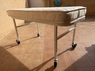 Somier infantil con ruedas blanco y madera