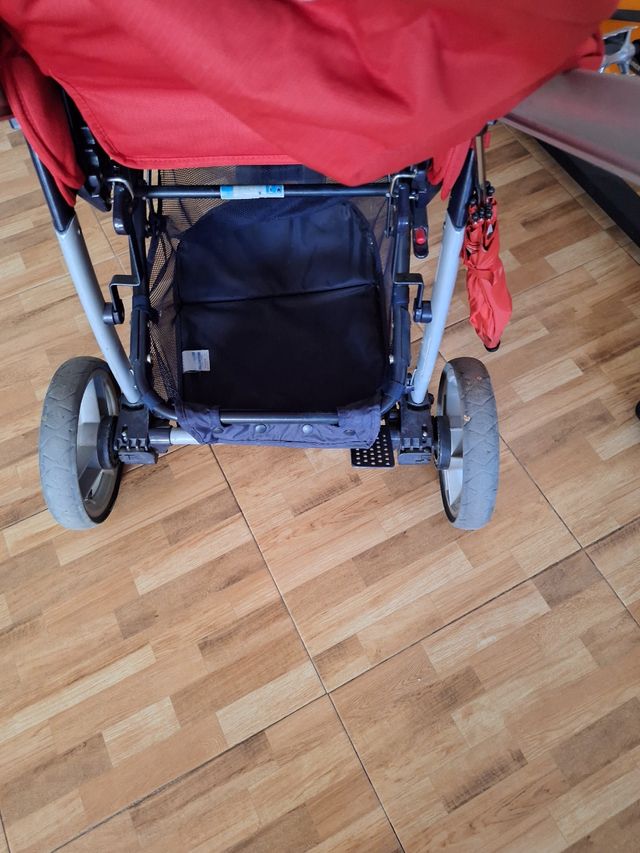 Cochecito bebé rojo