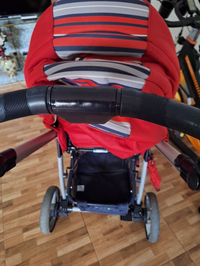 Cochecito bebé rojo