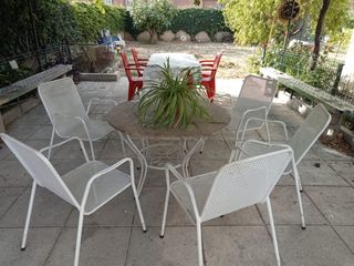 Mesa terraza metal y piedra y sillas
