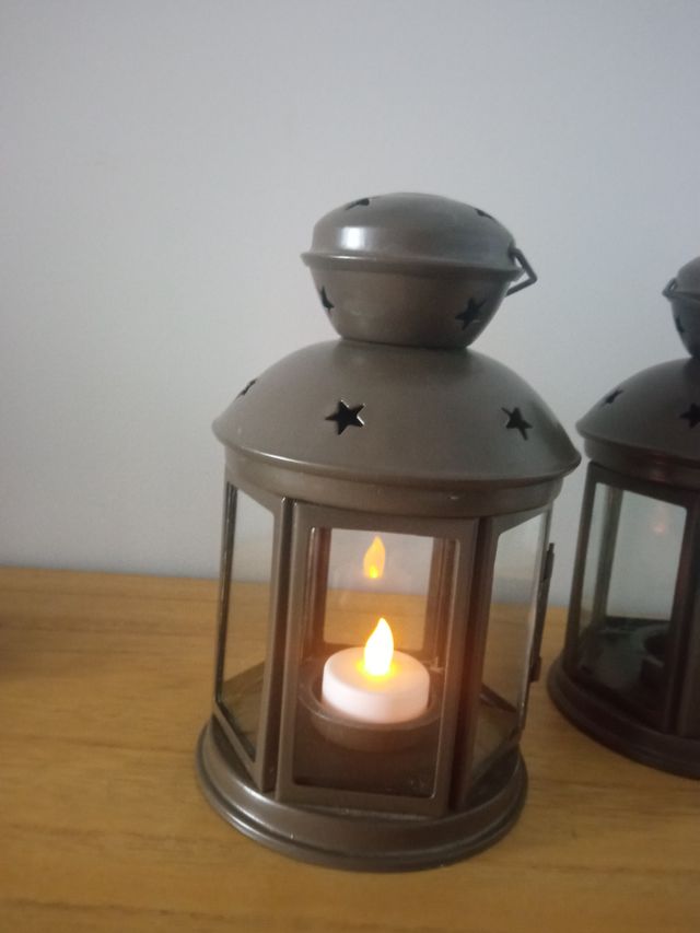 2 Farolillos metálicos marrones.