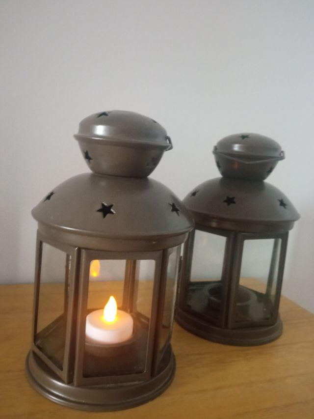 2 Farolillos metálicos marrones.