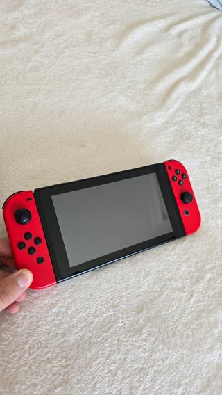 Nintendo Switch Roja + Pokemon Let's Go Pikachu 