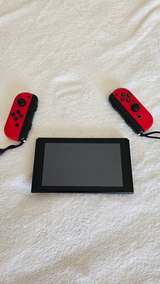 Nintendo Switch Roja + Pokemon Let's Go Pikachu 