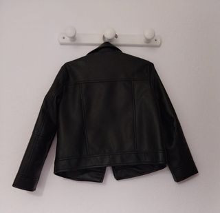 Chaqueta negra polipiel niña