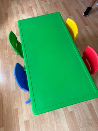 Mesa infantil + 4 sillas