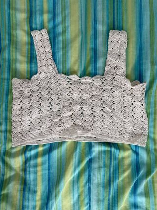 Blusa y top crochet beige