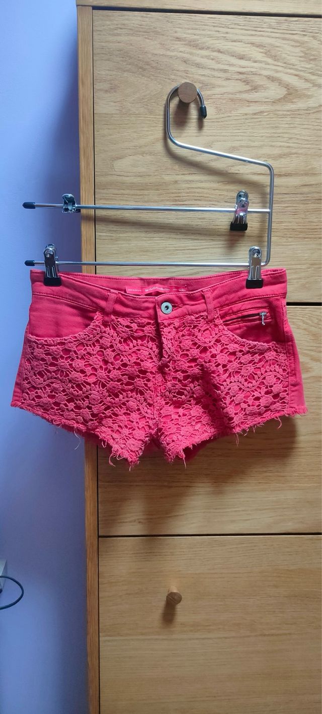 Pantalón rojo encaje Talla 34 bershka