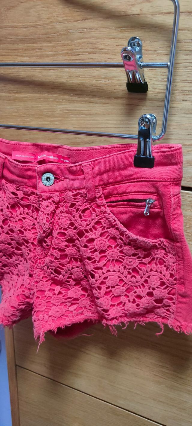 Pantalón rojo encaje Talla 34 bershka