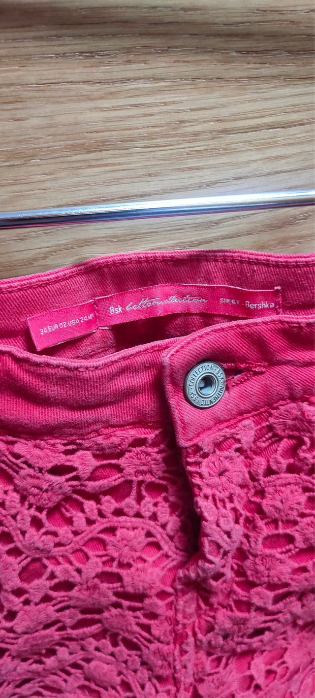 Pantalón rojo encaje Talla 34 bershka
